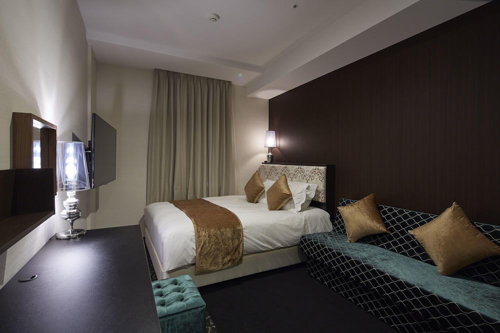 SUPERIOR, QUEEN BED, SOFA