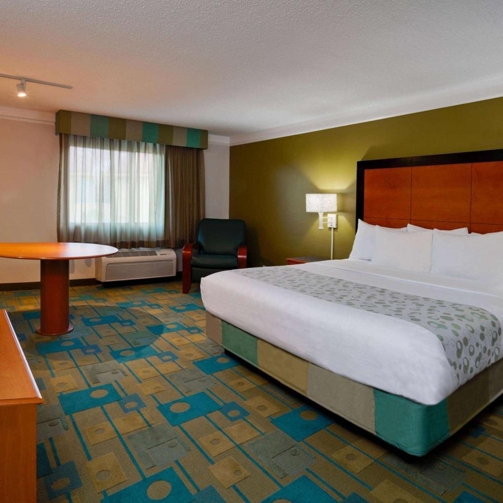 غرفة تنفيذية بسرير كينج، La Quinta Inn & Suites by Wyndham St. Pete-Clearwater Airpt 3/6