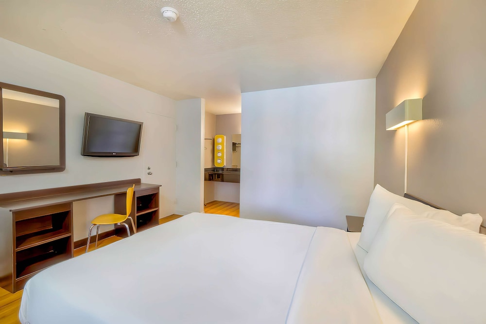 DELUXE, QUEEN BED