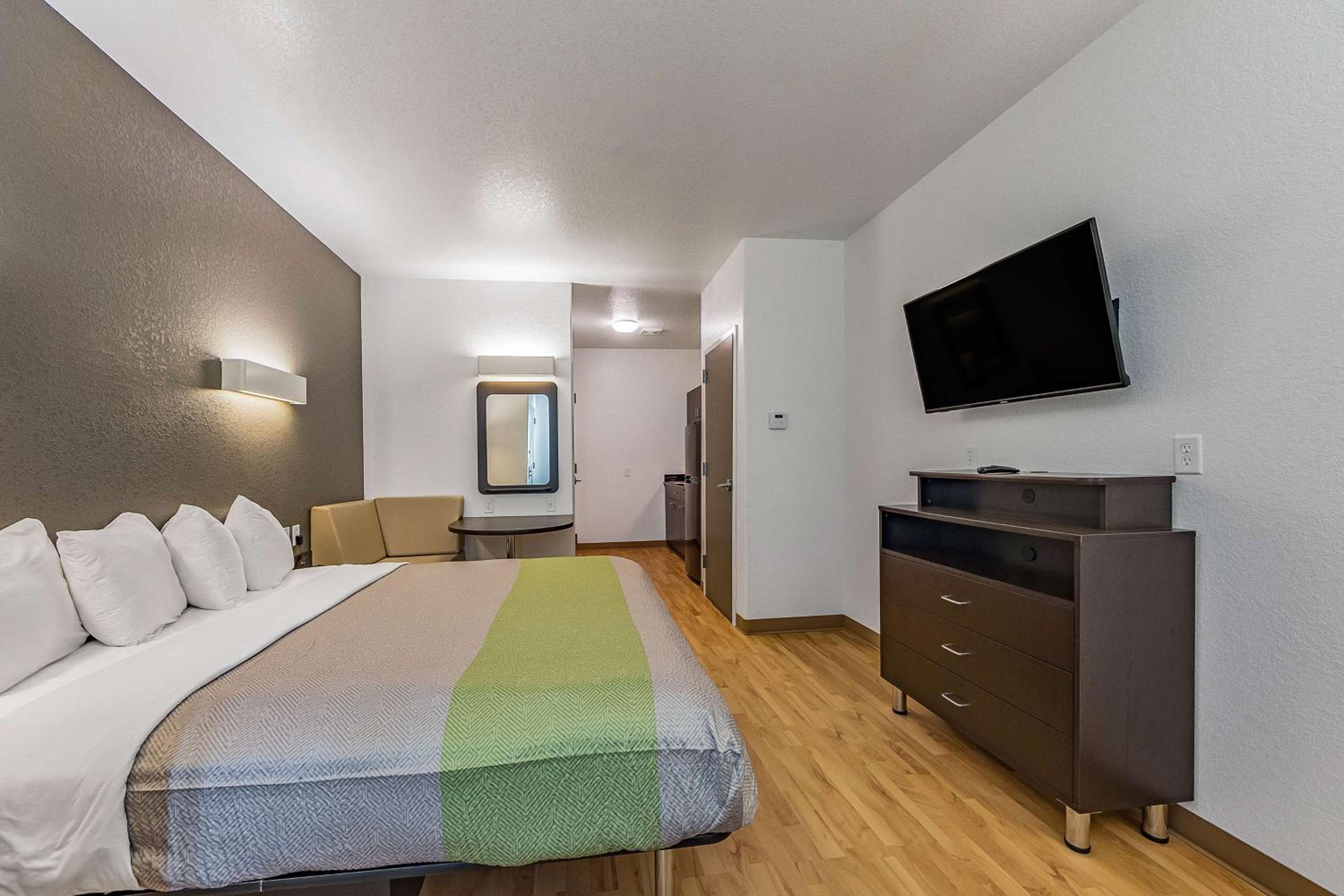 DELUXE, KING BED