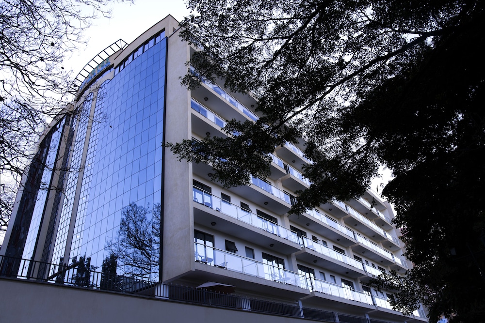 Lotos Inn Suites 6/70
