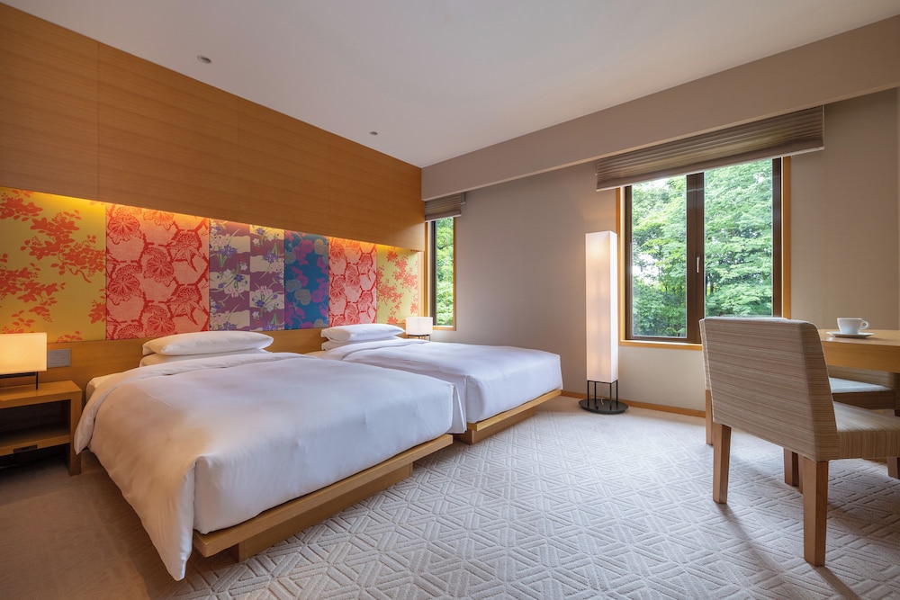 ROOM, TWIN BEDS