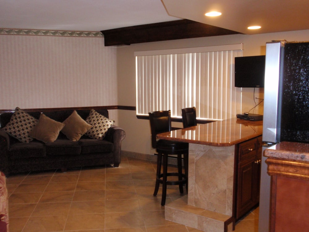 Chalet Inn & Suites Centerport 23/45