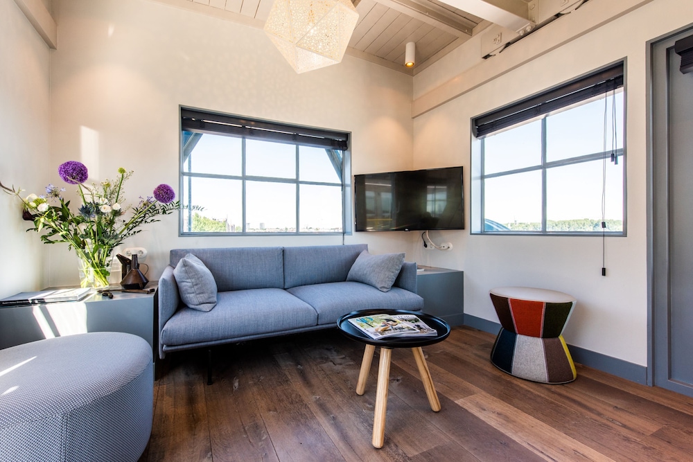 The Yays - Crane Apartment 9/18