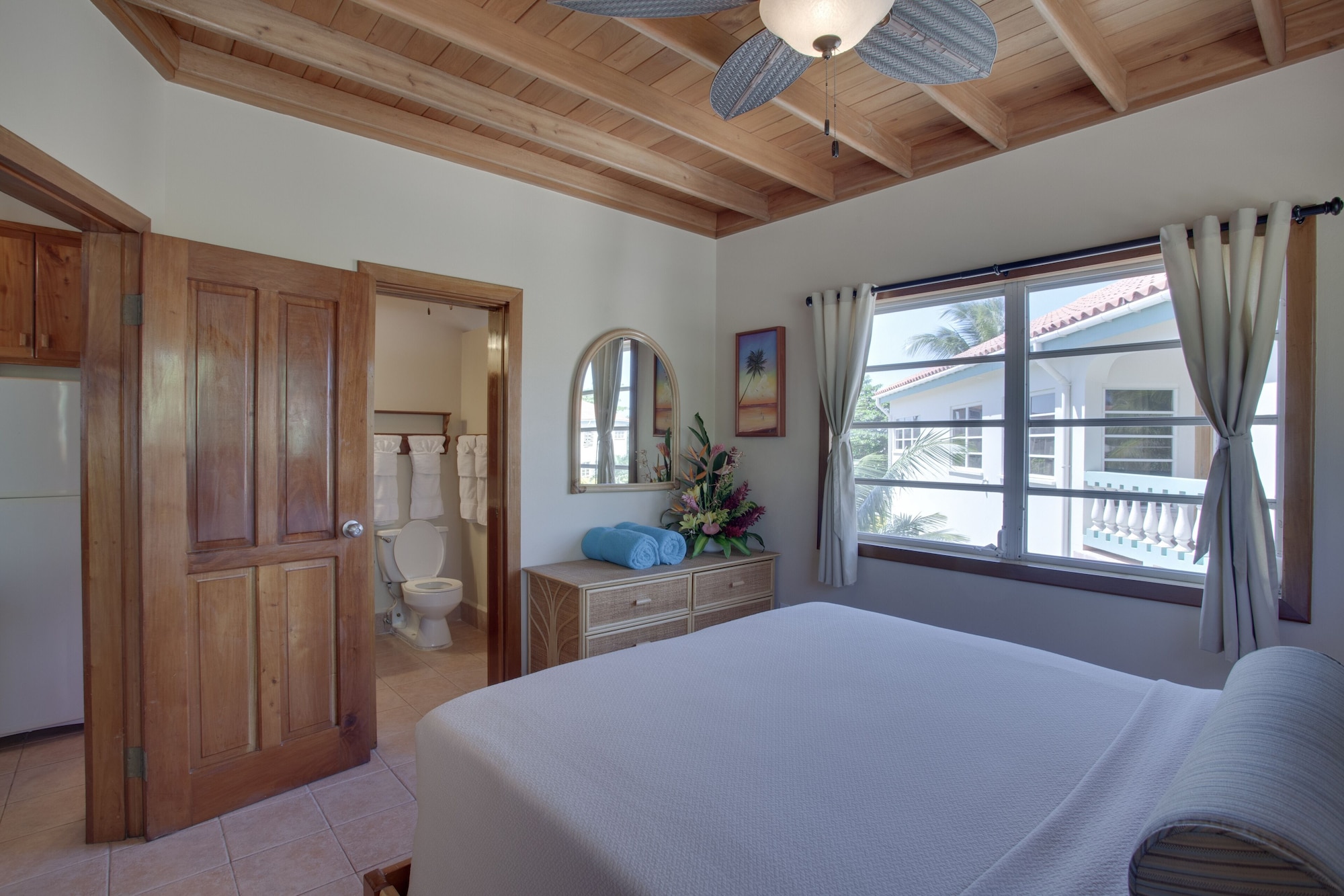 Suite, Queen and Twin Beds, Sea Front, Sofa, High Floor, Belizean Shores Resort 4/6