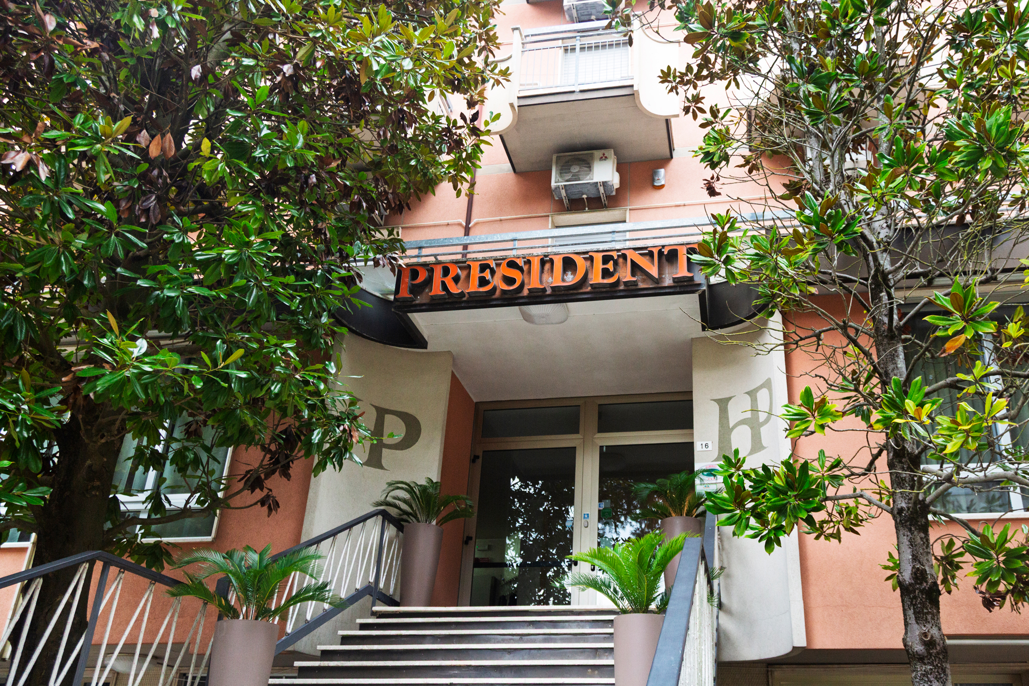 Hotel President 2/38