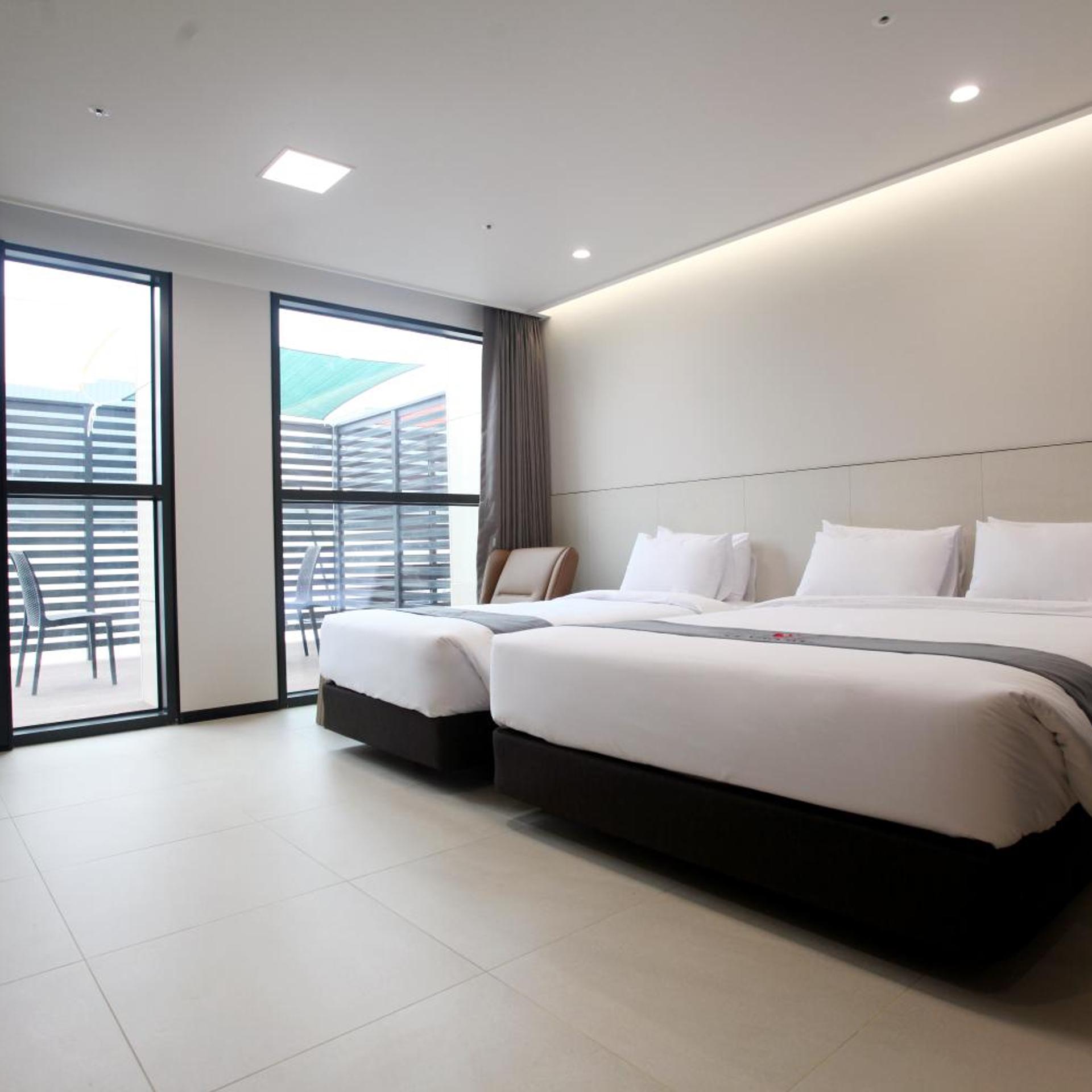 Deluxe, Balcony
