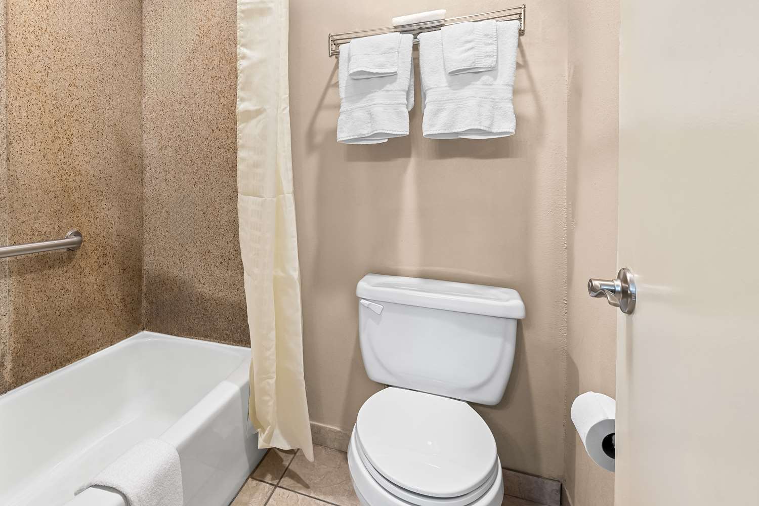 غرفة بسريرين كوين بمطبخ صغير، Best Western Forest Inn 5/5