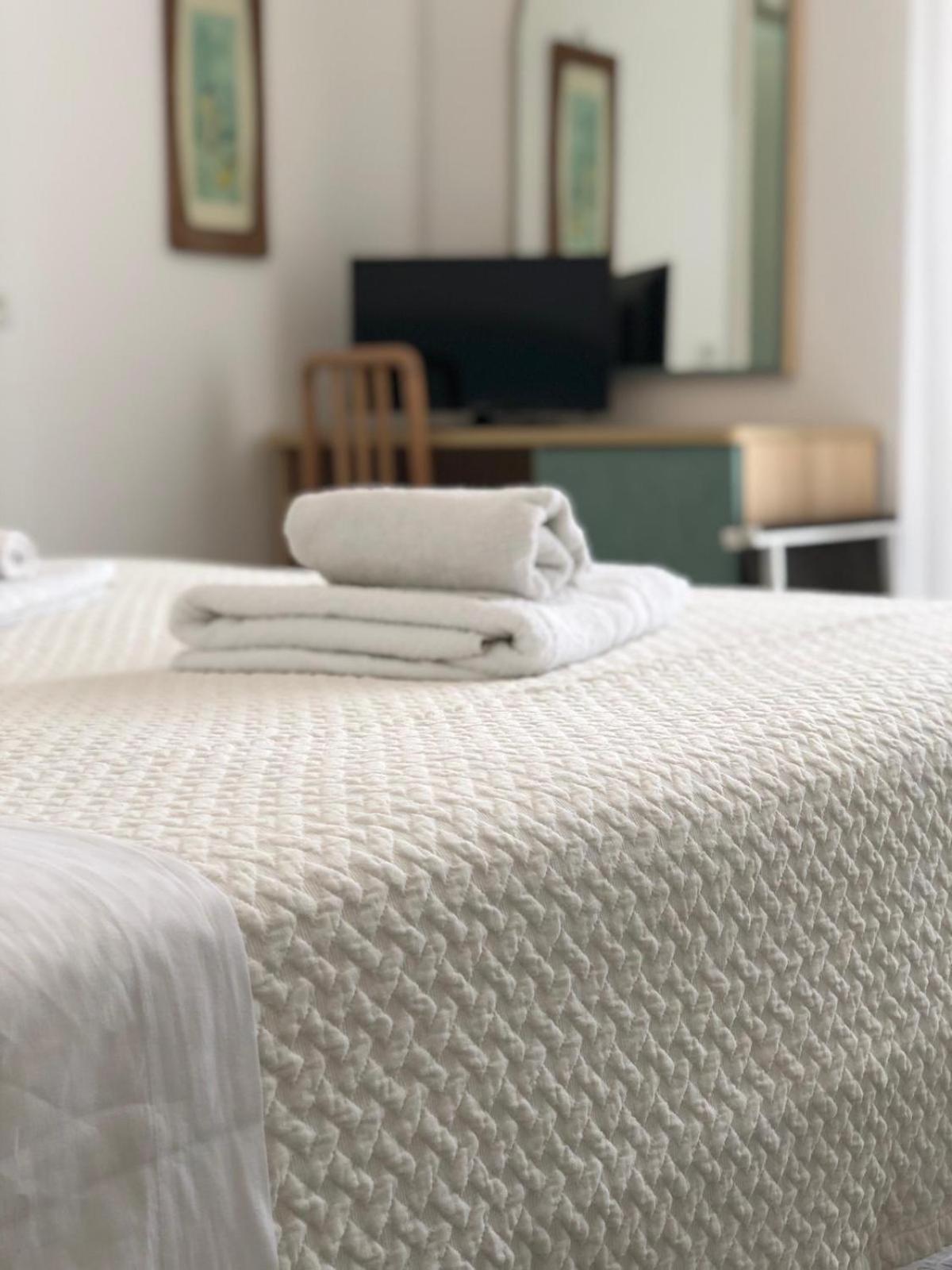 Room, Double or Twin Bed, Lateral Side Sea View