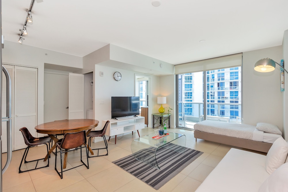 Dharma Home Suites Miami At Monte Carlo 28/53