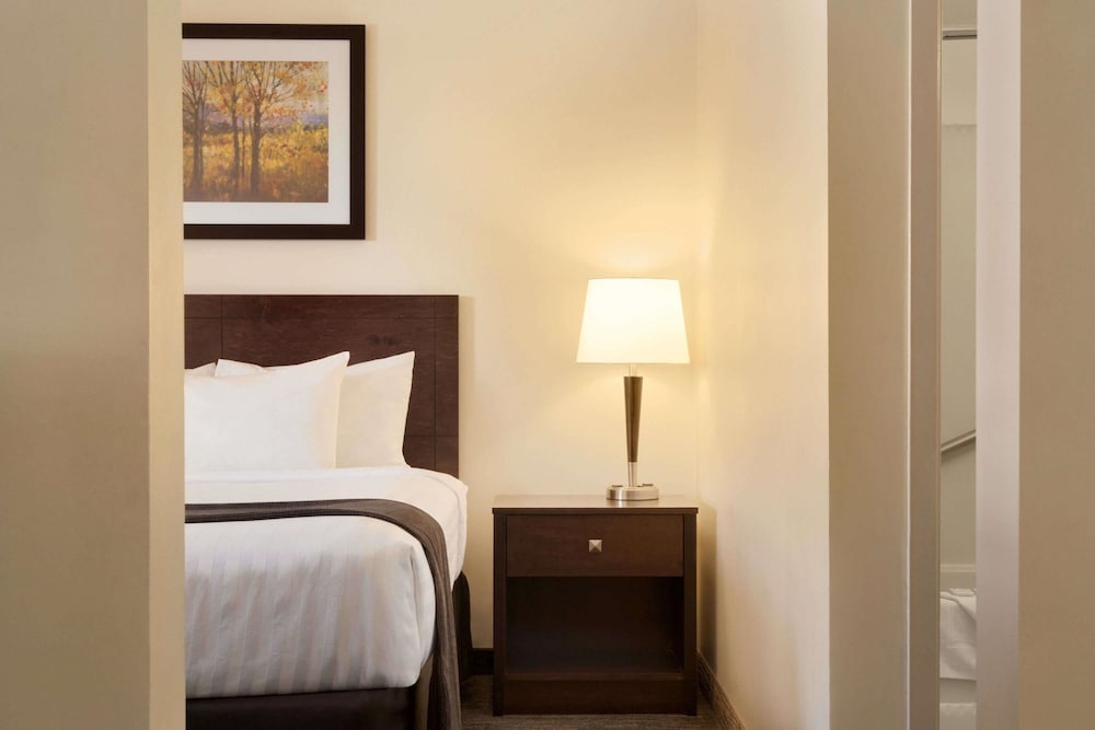 Travelodge by Wyndham Edmonton South 11/40