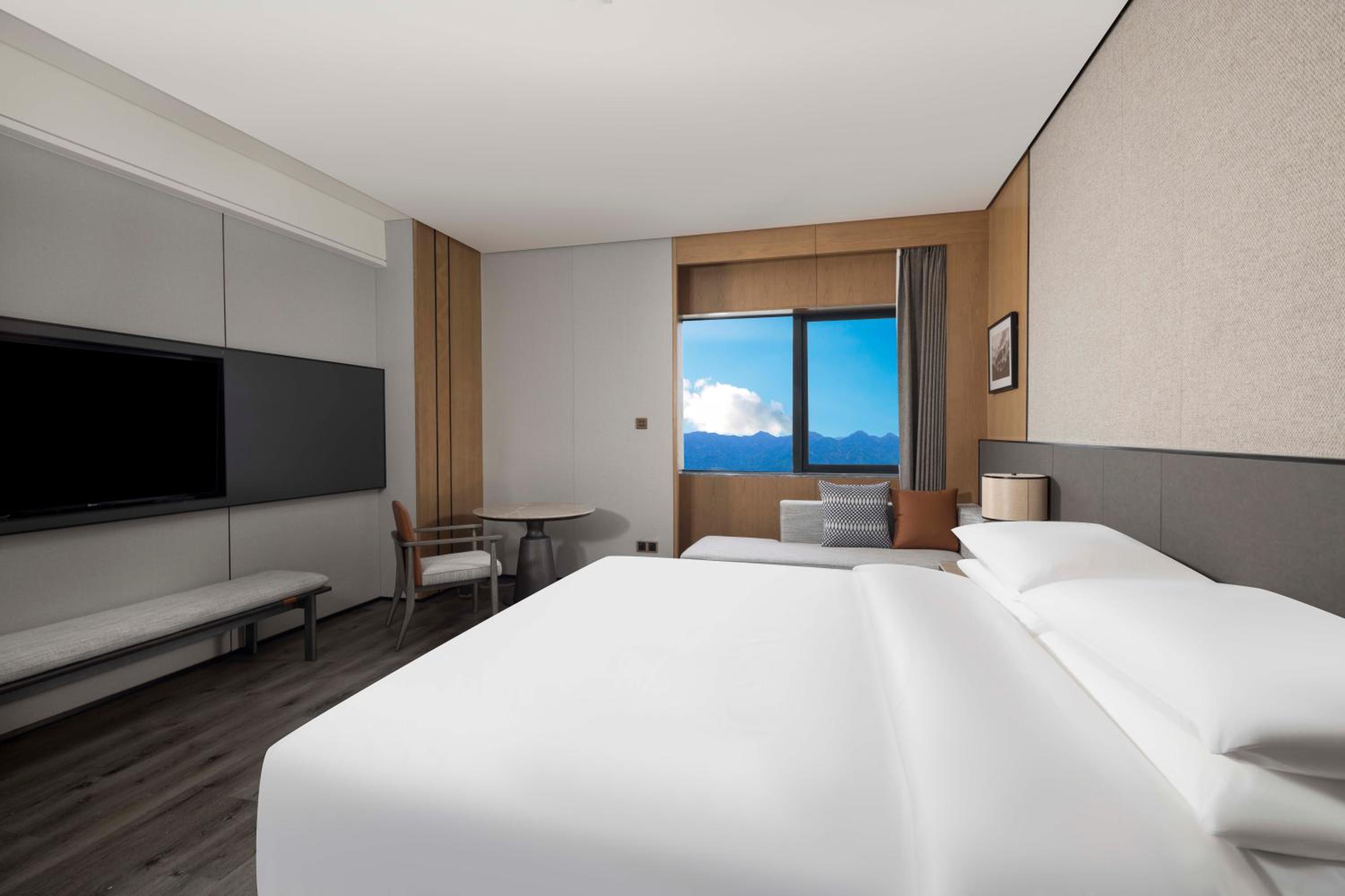 Suite, King Bed, Mountain View, Club Floor