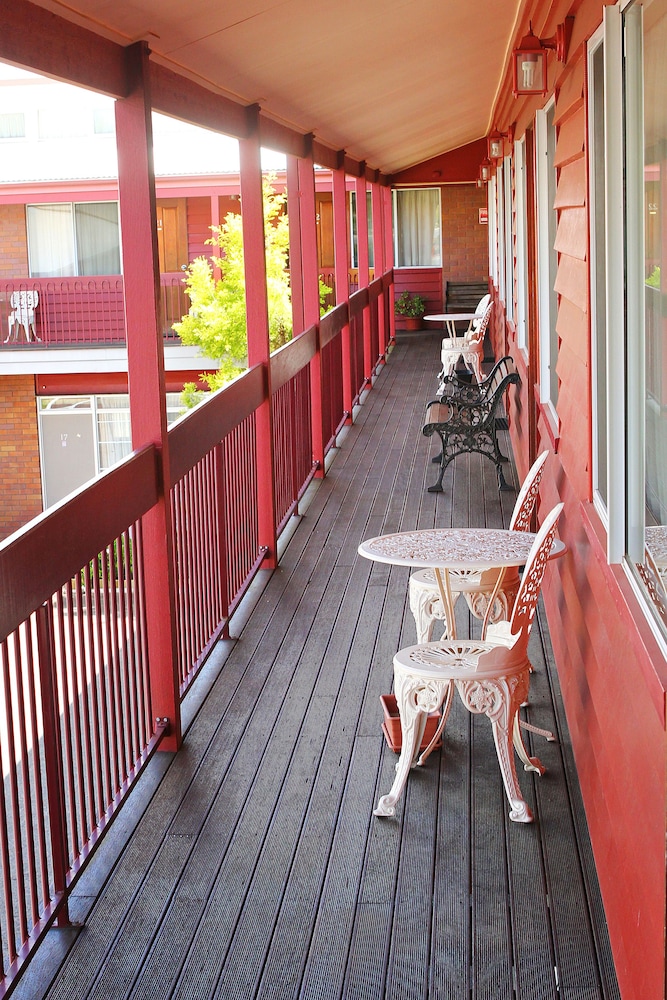 DOWNS MOTEL 32/35