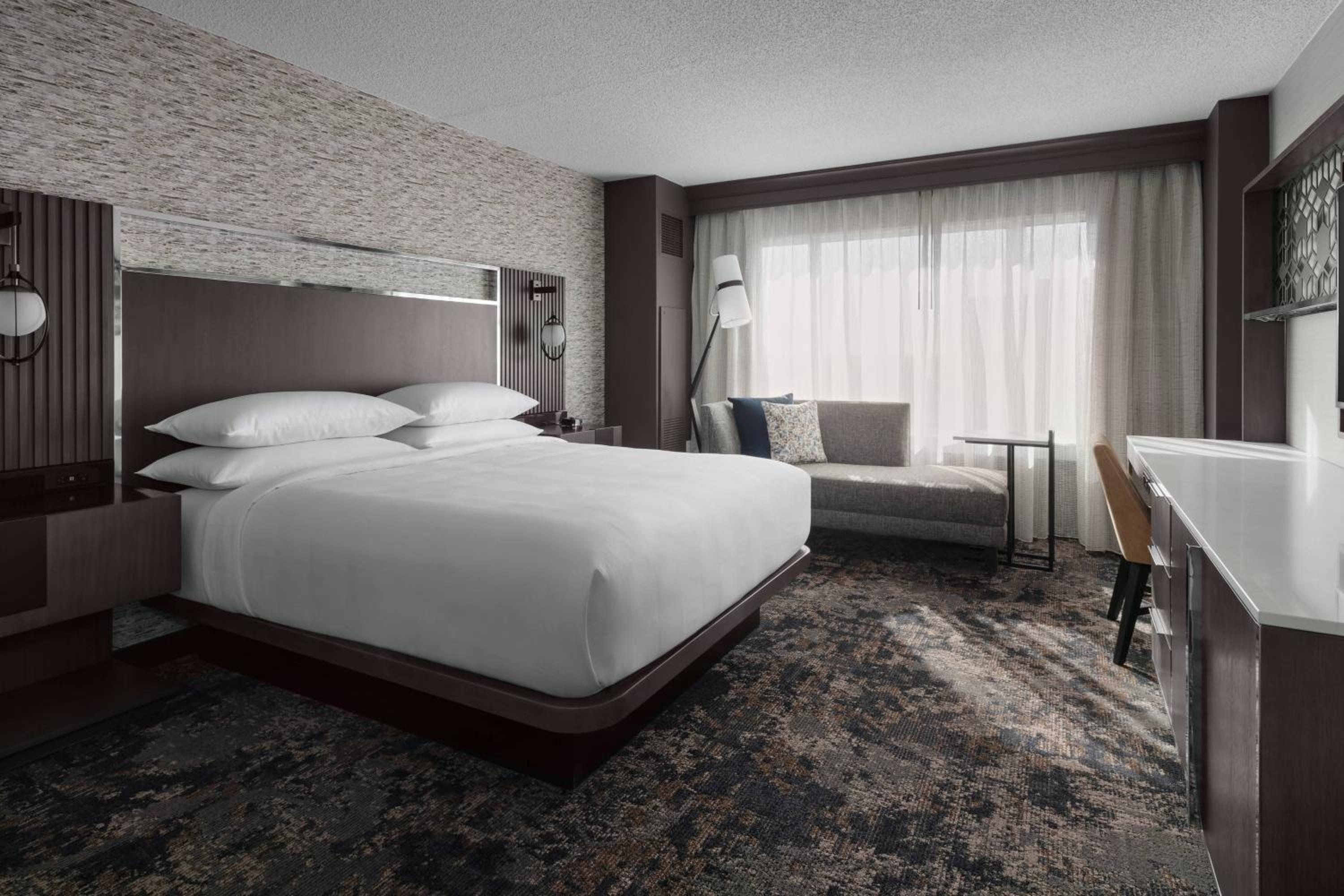 غرفة بسرير كينج بحوض استحمام لذوي الإعاقة، Bridgewater Marriott 3/6