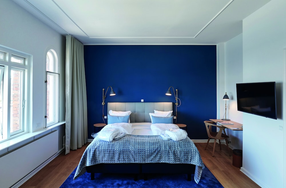 JUNIOR SUITE, KING BED, WITH VIEW
