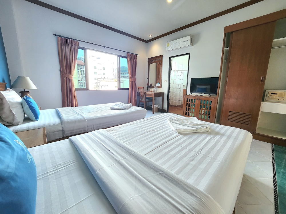 ROOM, TWIN BEDS