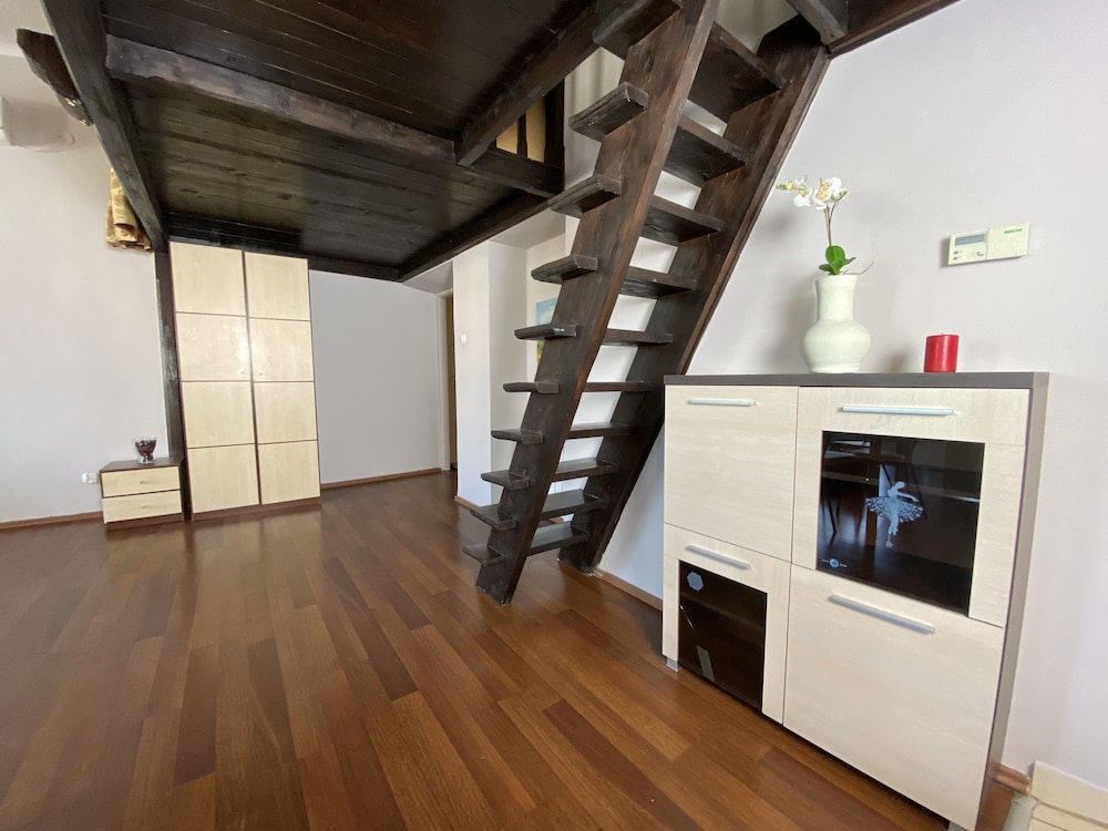 P&J Apartments 26/50