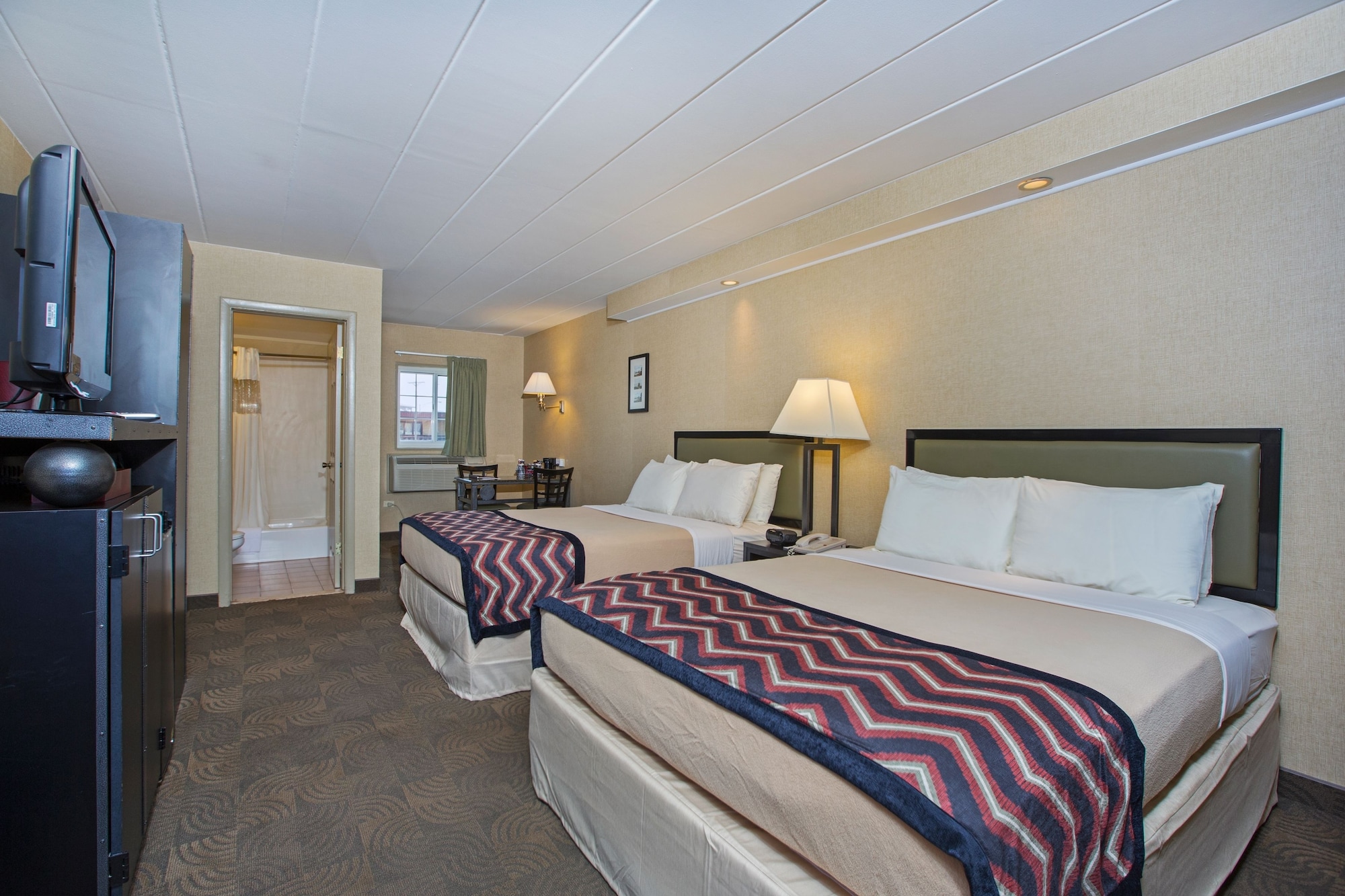 TRADITIONAL, 2 QUEEN BEDS