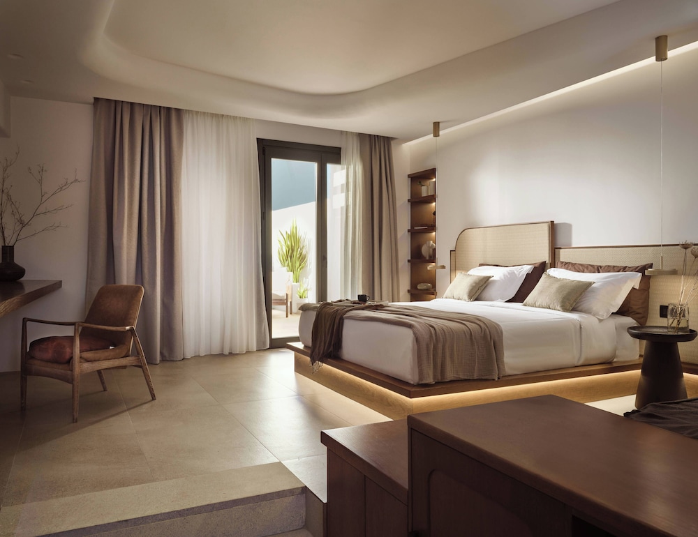Suite, Queen Bed, Sofa, Plunge Pool