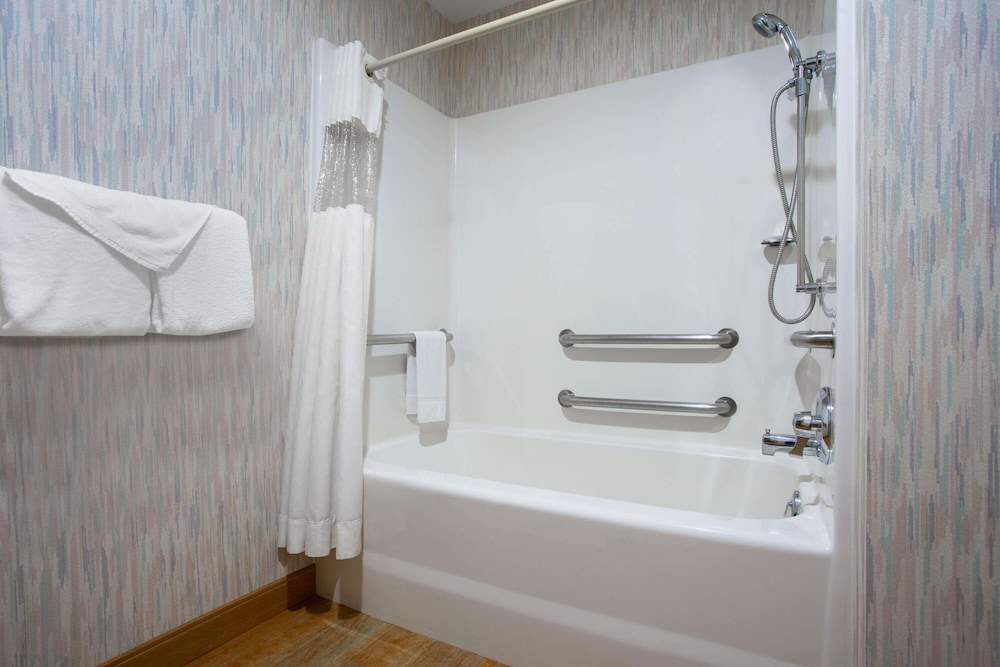 La Quinta Inn & Suites by Wyndham Roanoke Salem 16/58