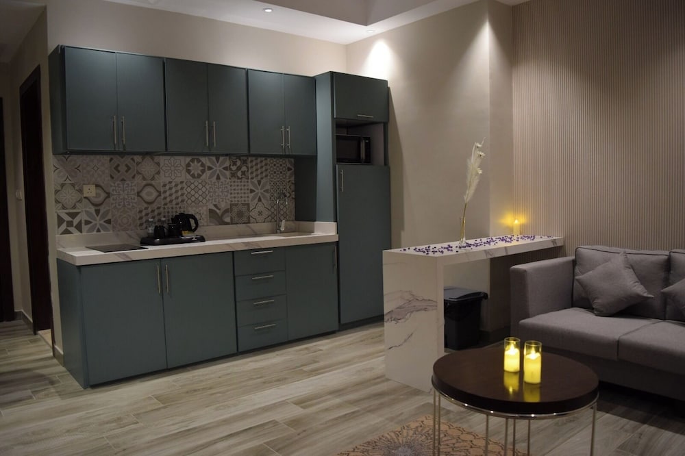 جلامور بلس النزهة(Glamour Plus Al Nuzha) 8/42