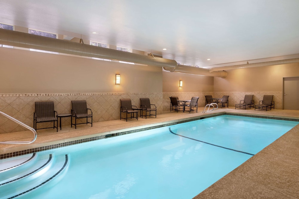 Hampton Inn Suites Exeter 32/52