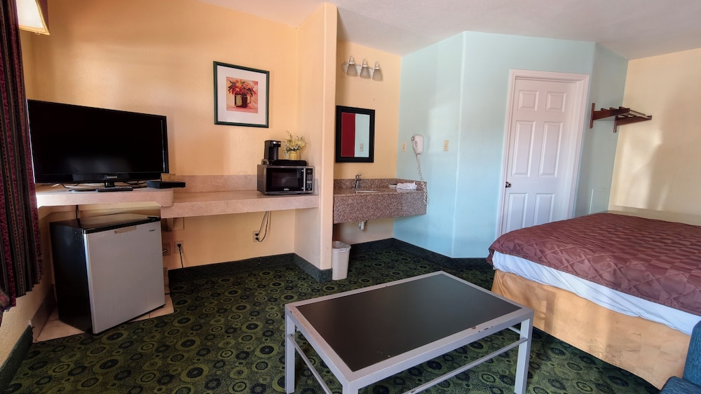 Sunset Lodge Elgin near US 290 by Hotel O 23/47