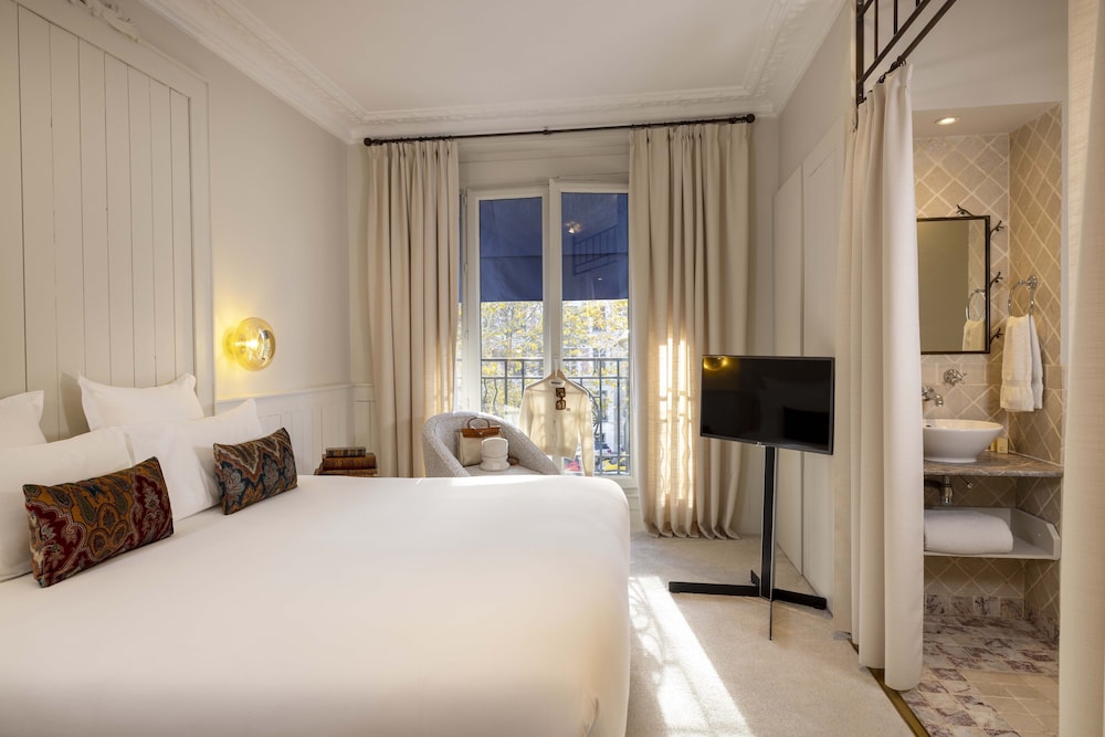 DELUXE, QUEEN BED