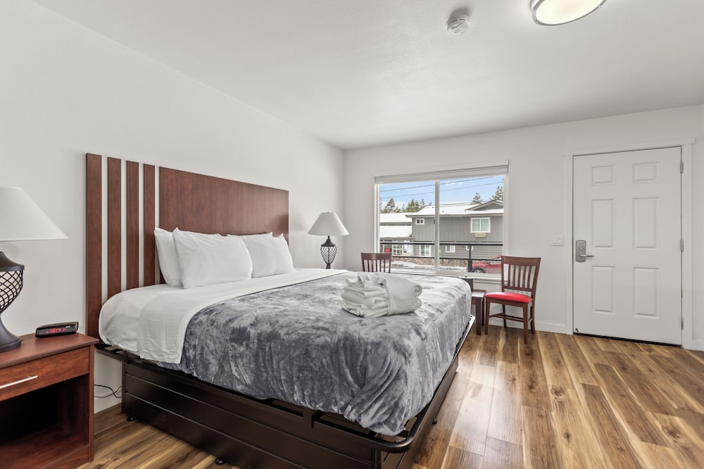SUITE, KING BED