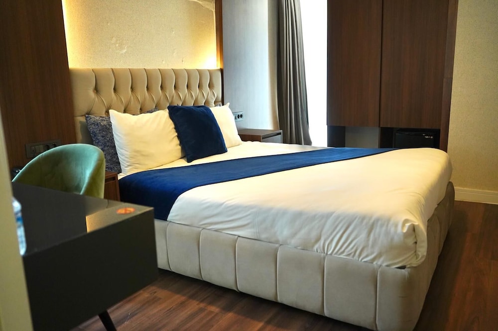 1 BEDROOM, LUXURY