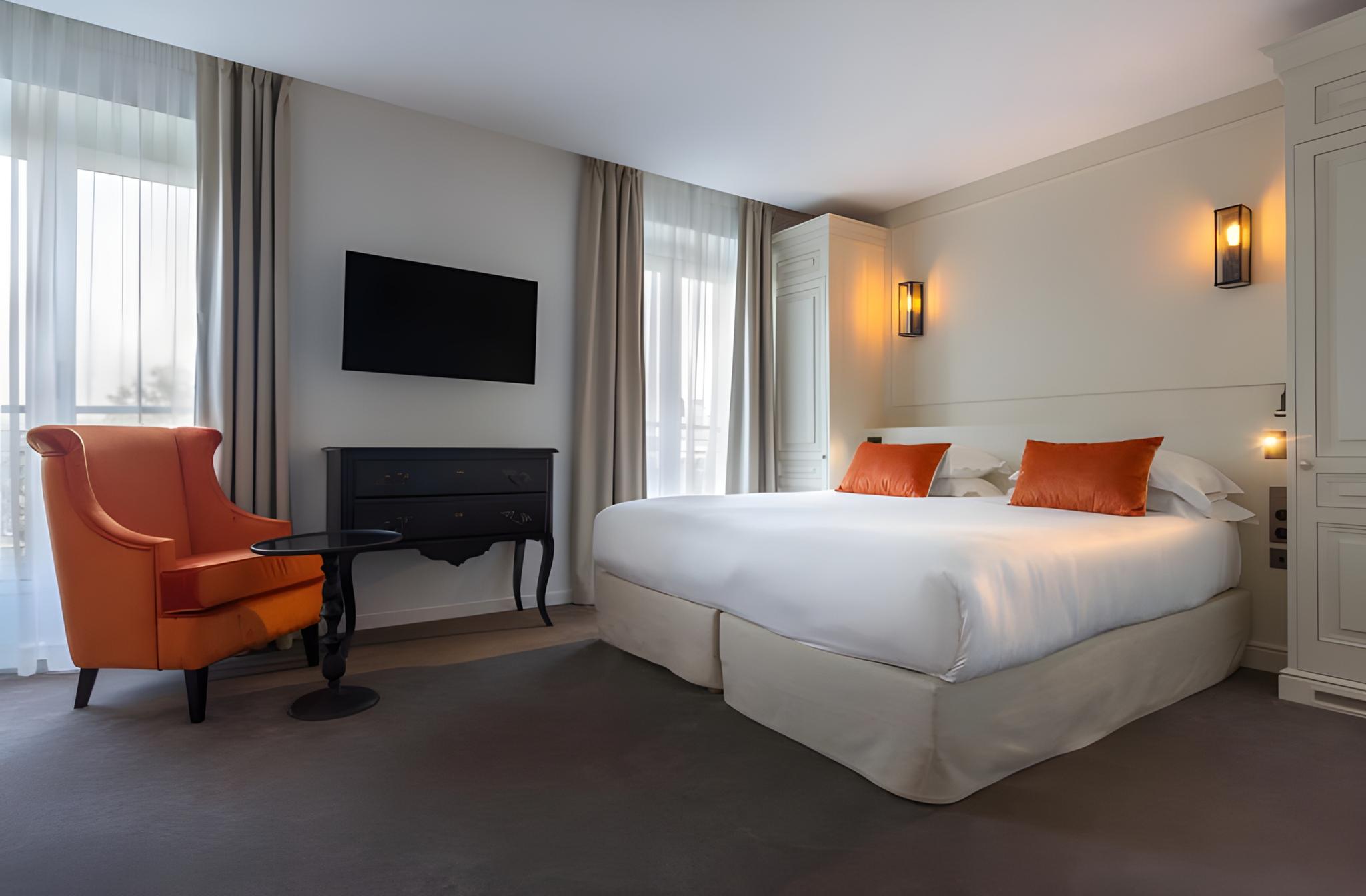 Duchess, Deluxe, Double Bed, Eiffel Side View