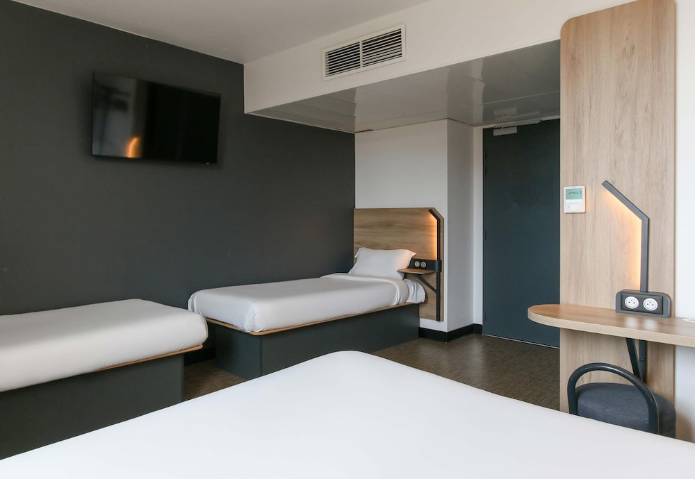 غرفة رباعية بسرير مزدوج وسريرين منفصلين، B&B Hotel Marseille Prado Velodrome 5/9