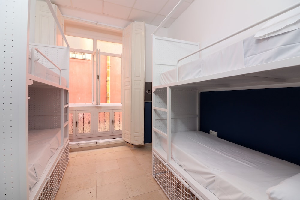 MIXED DORM, SHARED BATHROOM