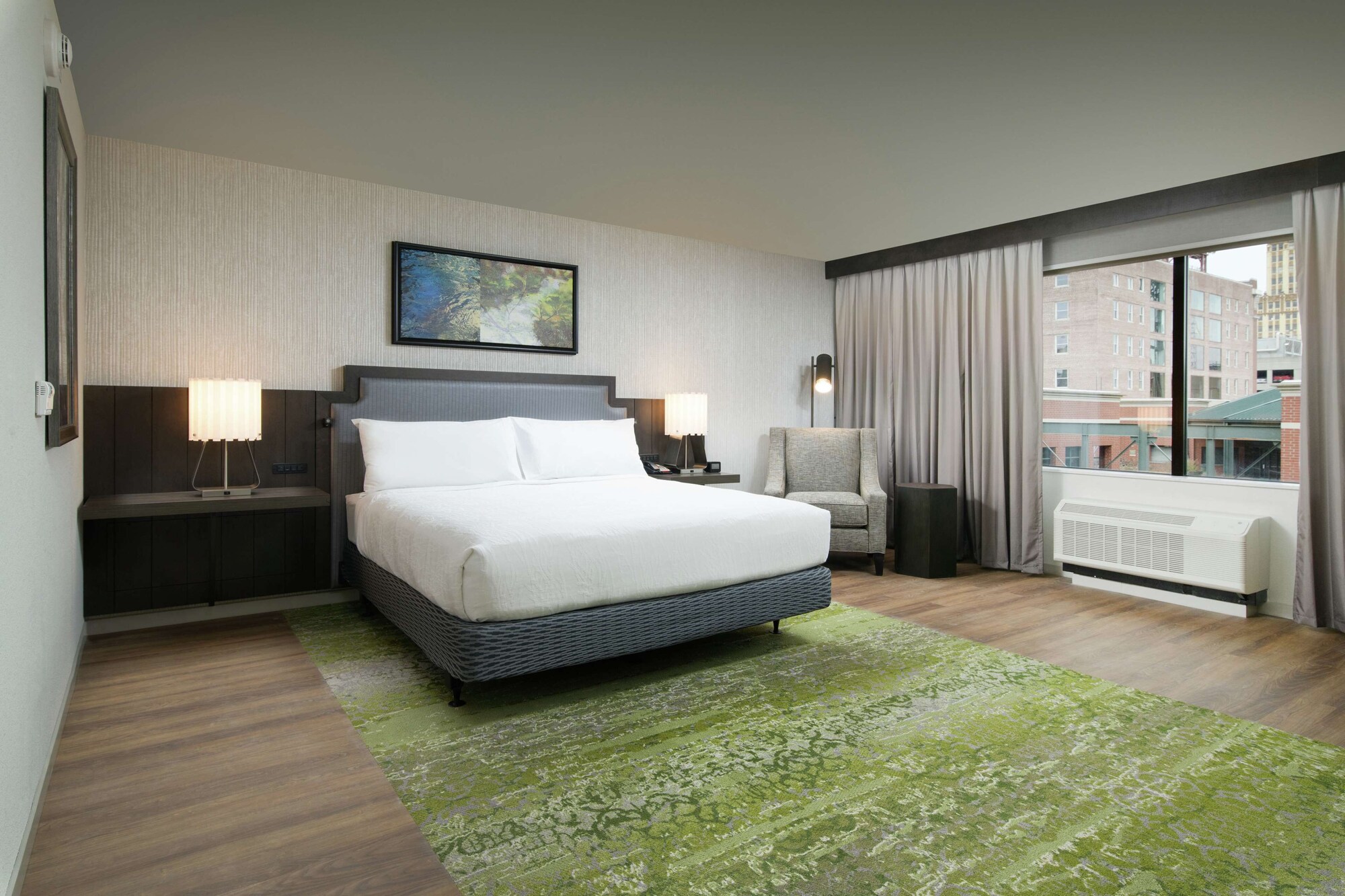 DELUXE, KING BED, ACCESSIBLE
