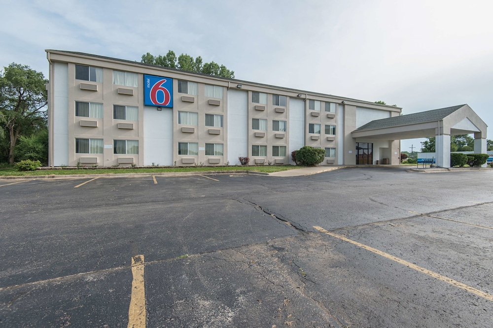 Motel6 Lawrence, KS 34/38