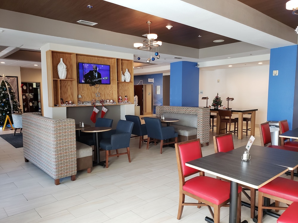 Holiday Inn Express & Suites Corpus Christi-N Padre Island 37/48