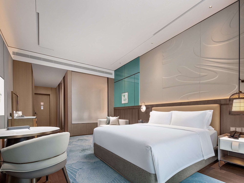 EXECUTIVE, KING BED