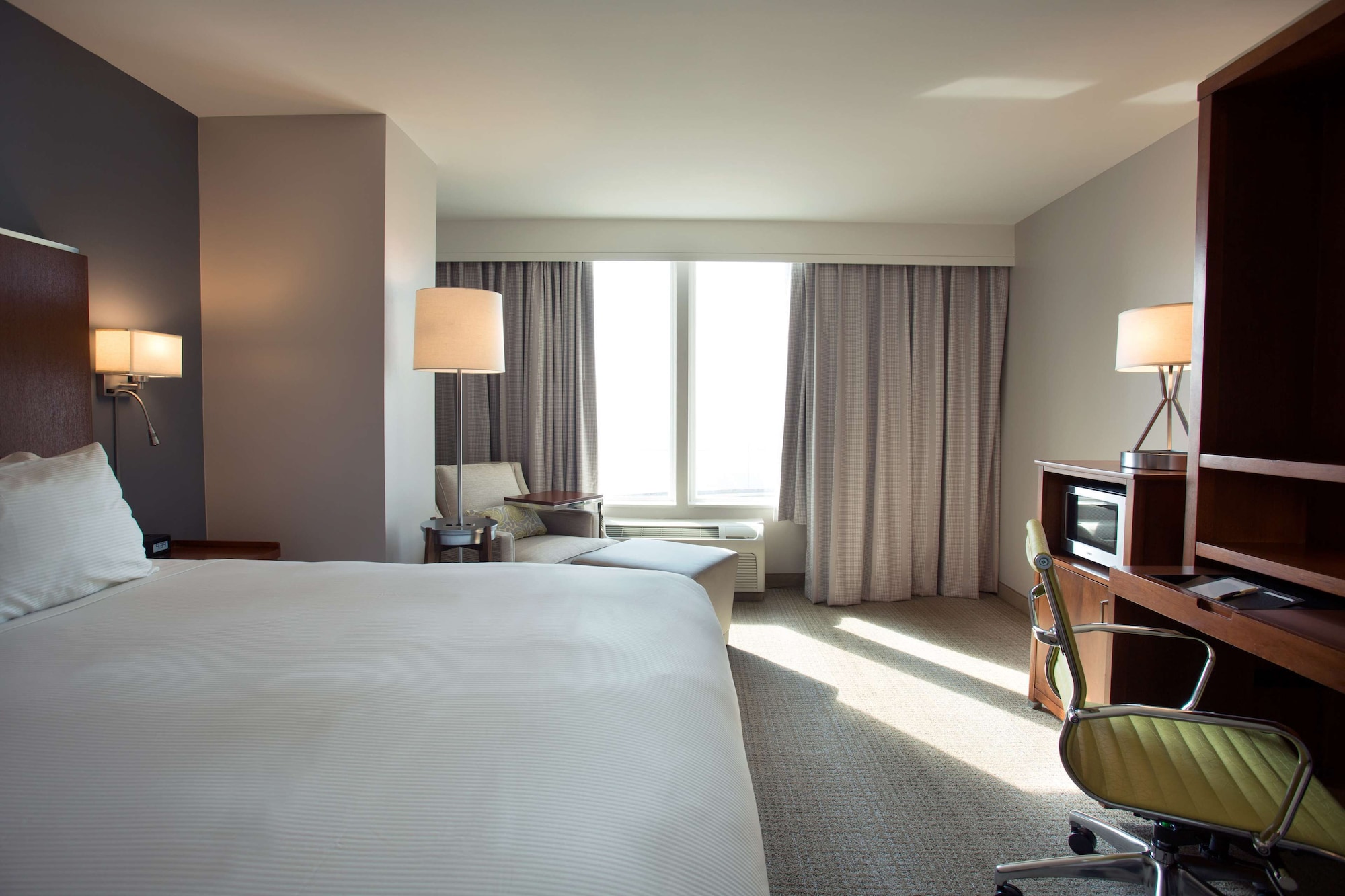 غرفة ركنية بسرير كينج بإطلالة على المدينة لذوي الإعاقة، Doubletree By Hilton Hotel Biloxi 3/4