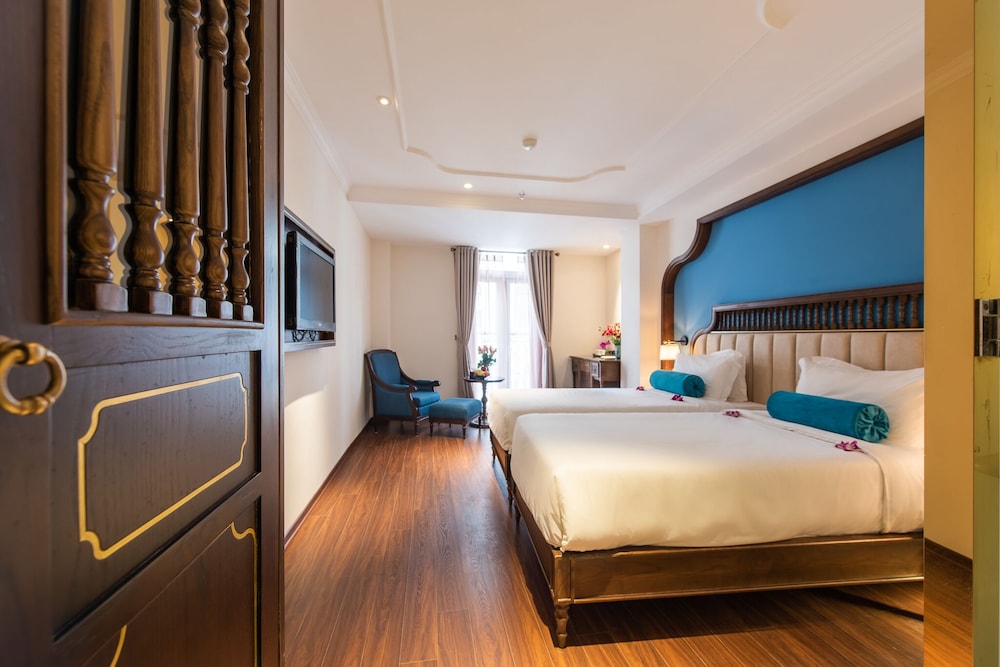 EXECUTIVE, DOUBLE OR TWIN BED, BALCONY