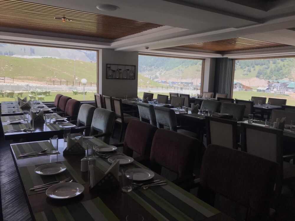 Country Inn & Suites by Radisson, Sonamarg 33/50