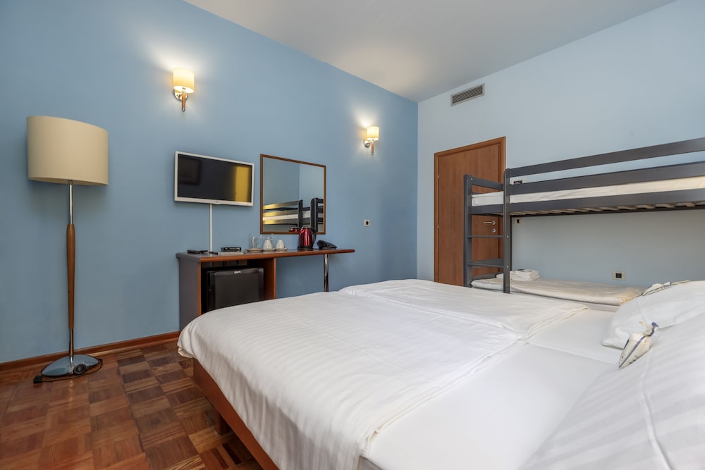HOTEL MANORA 35/76
