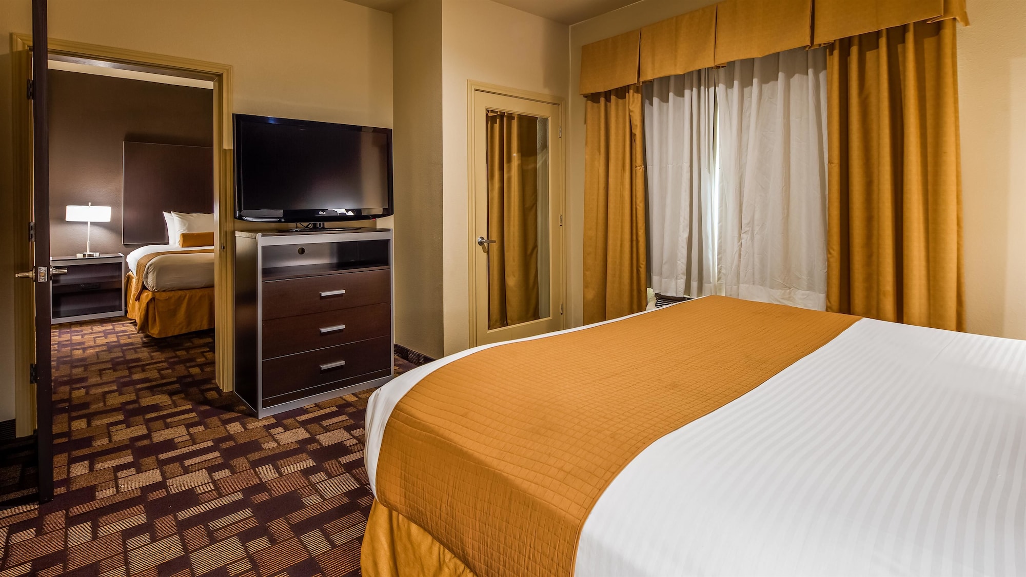 SUITE, MULTIPLE BEDS