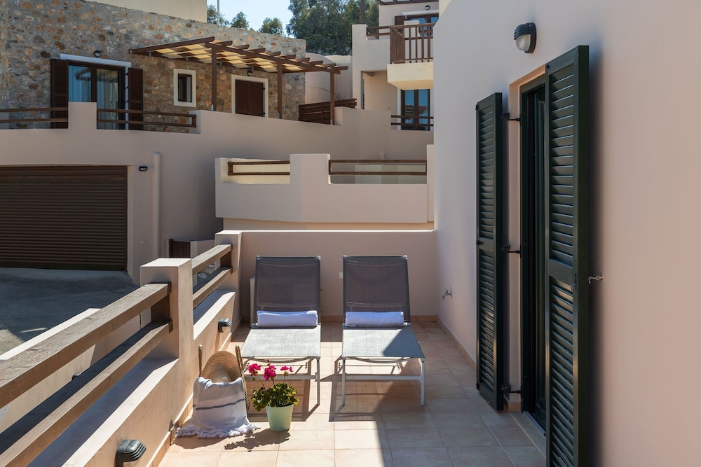 Syra Suites 33/50