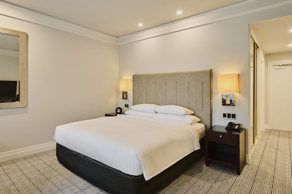 Hyatt Hotel Canberra 18/75