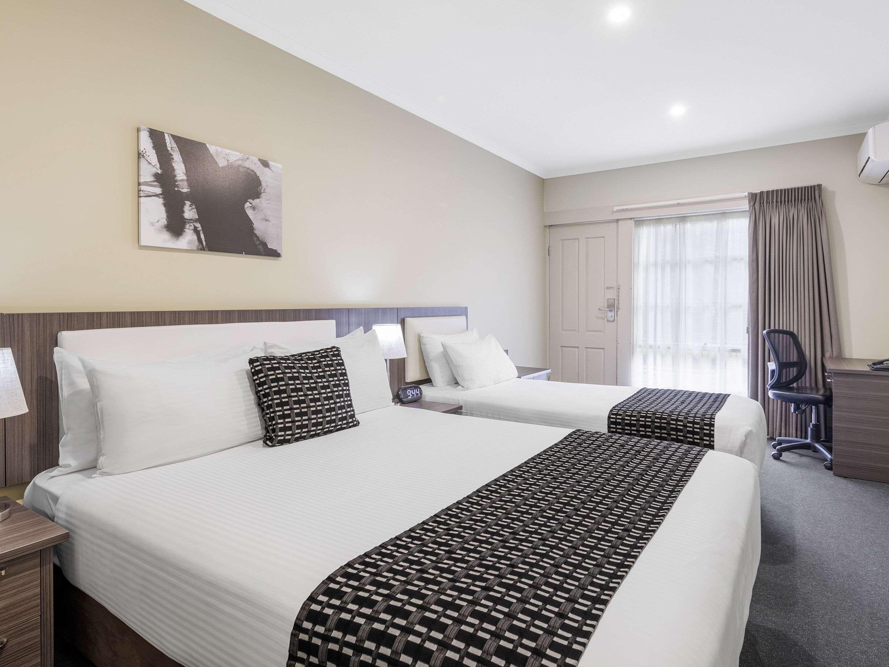 Room, 2 Beds, Quality Hotel Melbourne Airport 6/10