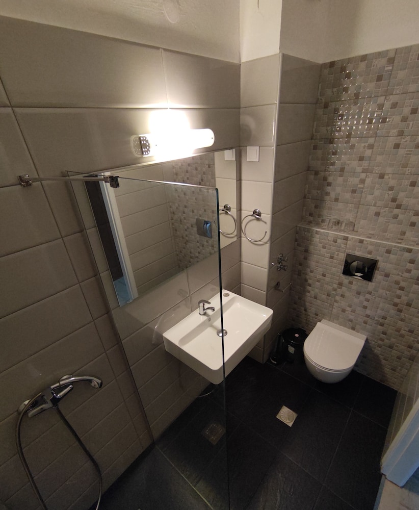 Tina Hotel 33/44
