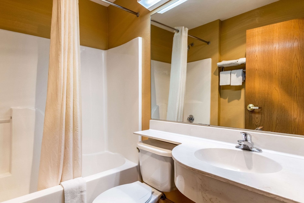 Econo Lodge Inn & Suites Evansville East 11/40