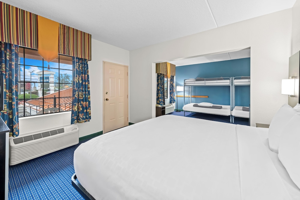 Suite, King Bed, 2 Double and Twin Beds
