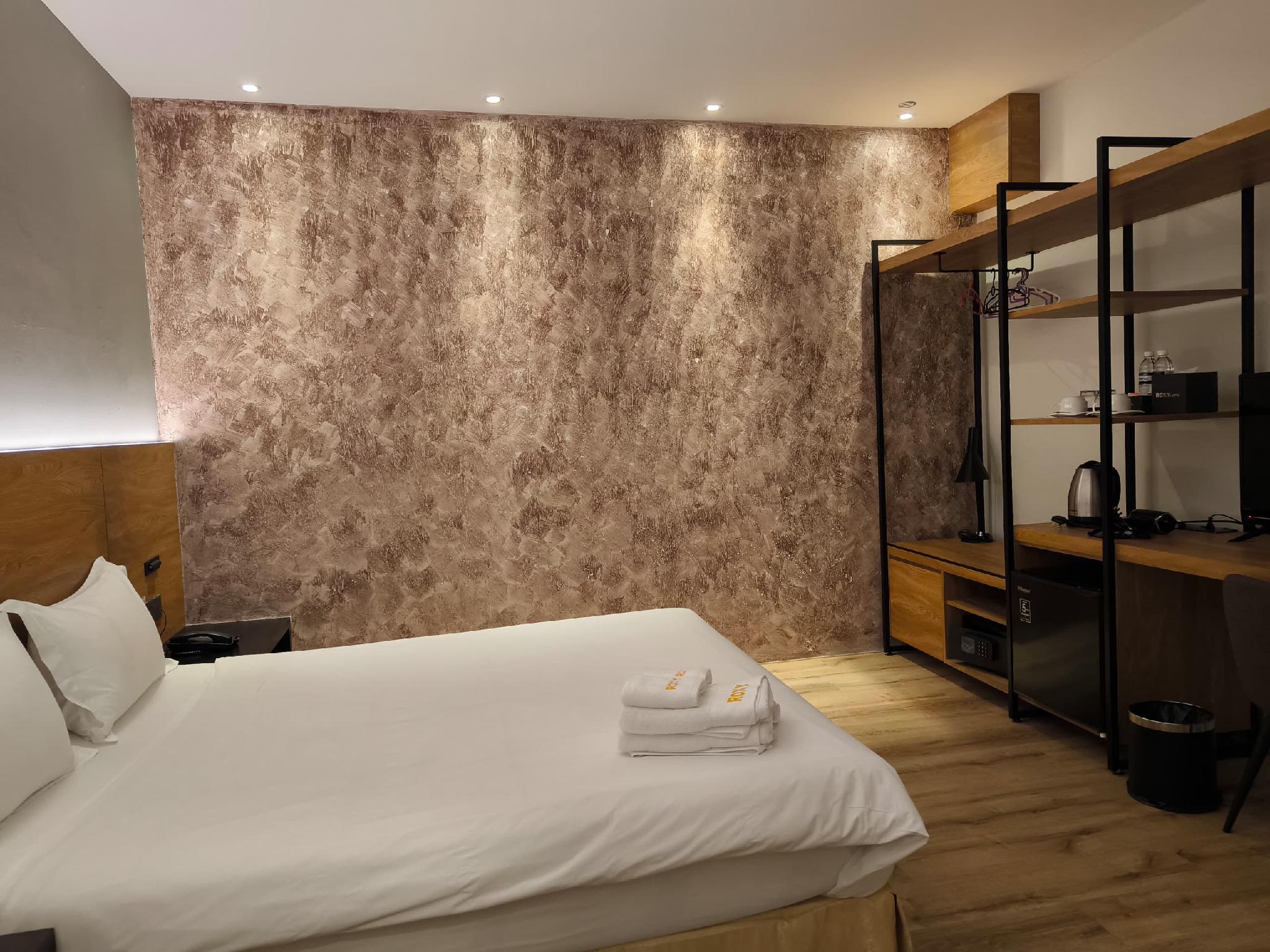 Deluxe, Queen Bed, No Window