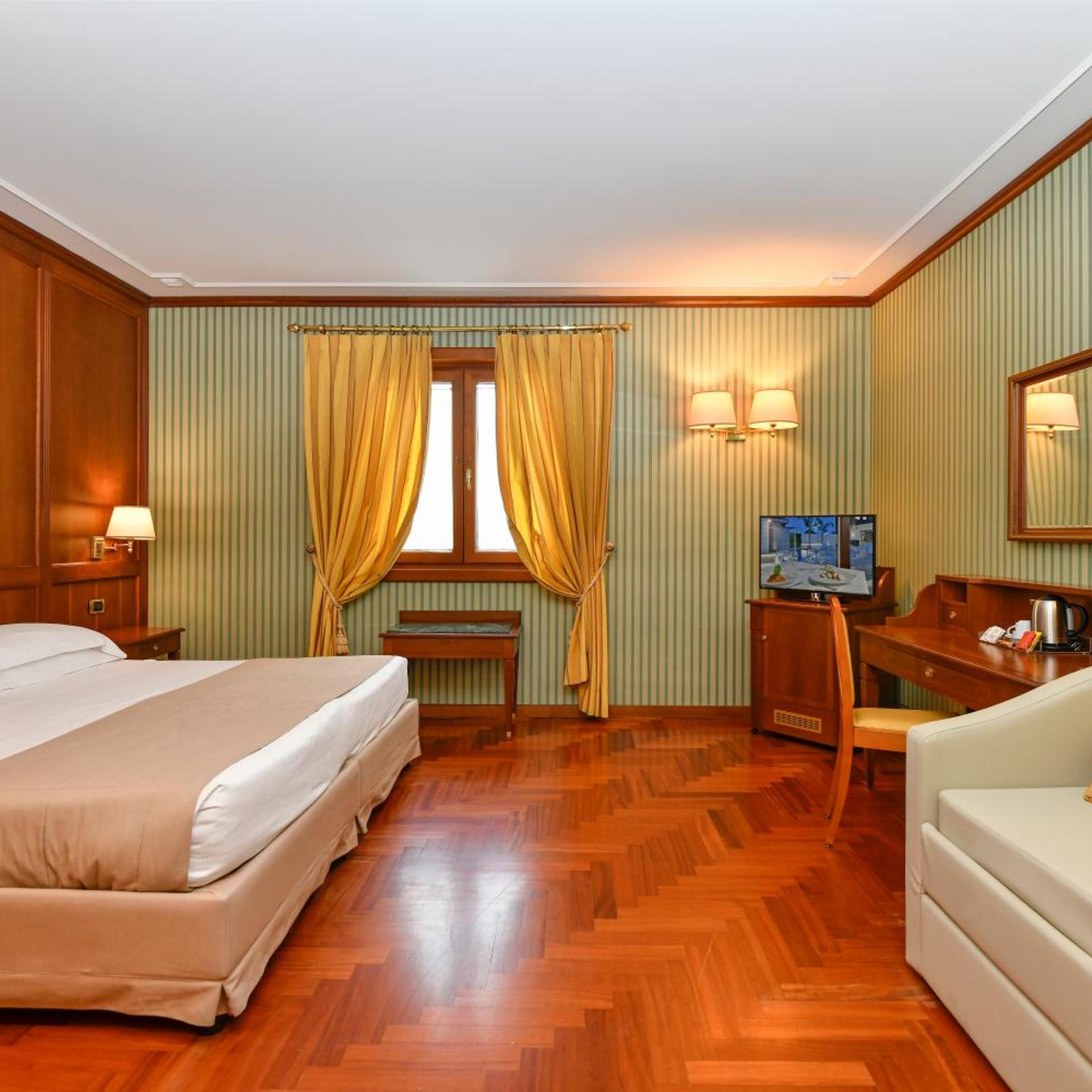 Family, Queen Bed